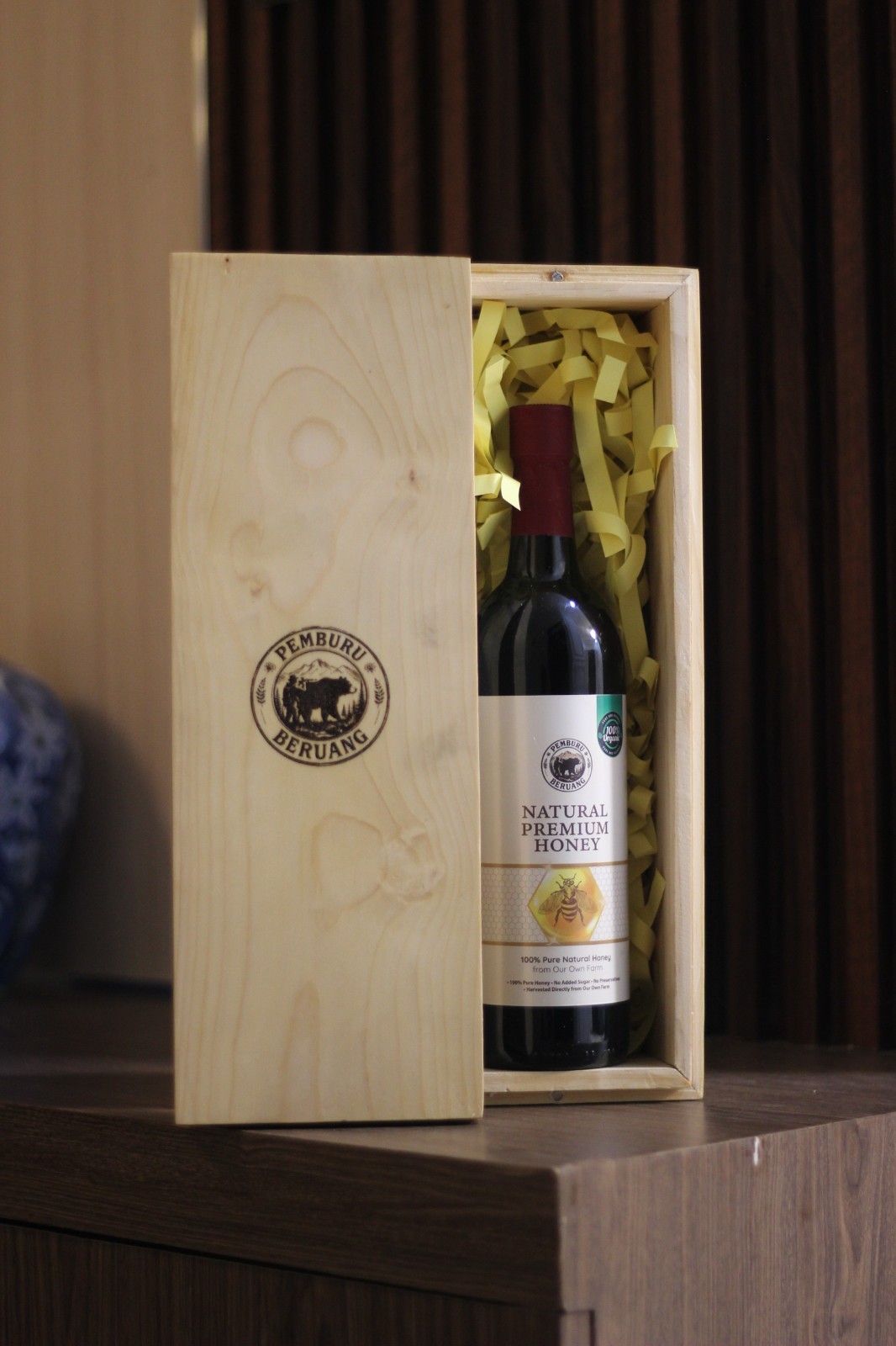 Pemburu Beruang Premium Artisanal Wild Honey 750ml Wax Seal Glass Bottle in Box