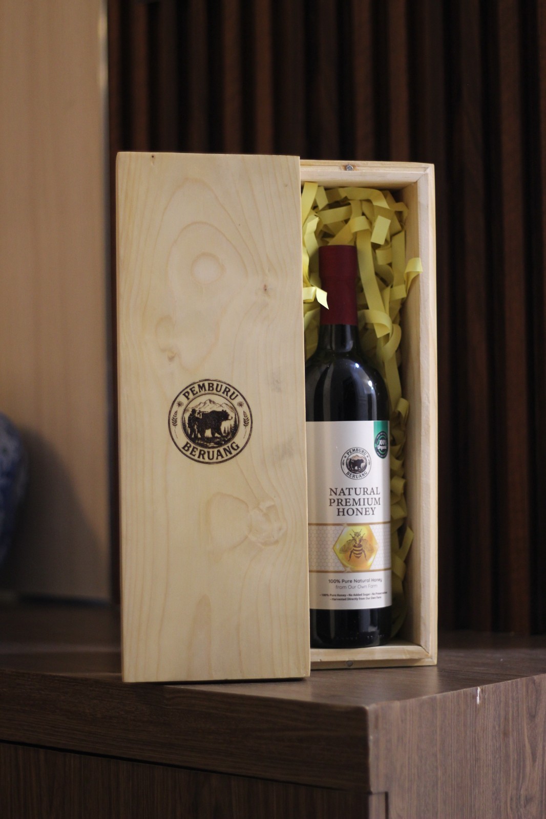 Pemburu Beruang Premium Artisanal Wild Honey 750ml Wax Seal Glass Bottle in Box